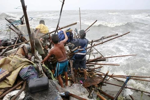 Dos muertos y cuatro heridos causa tifón Koppu en Filipinas