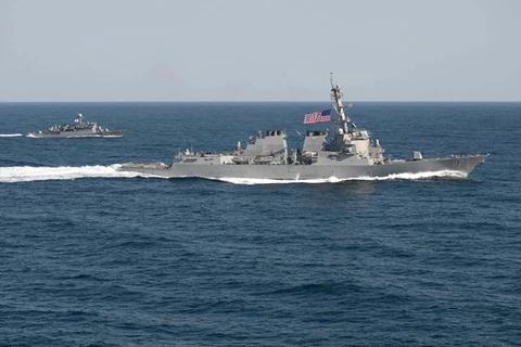 Destructor de EE.UU. patrulla en Mar Oriental
