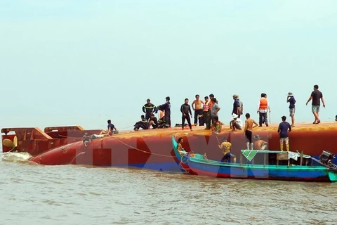Fuerzas de rescate intentan sacar del agua barco naufragado