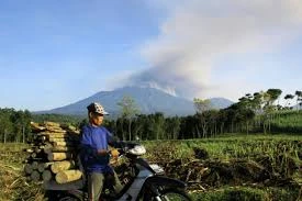 Indonesia cierra aeropuerto en Bali debido a erupción volcánica