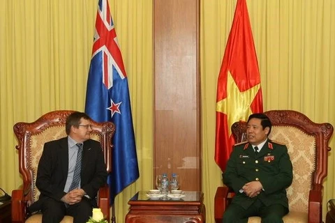 El ministro de Defensa vietnamita, general Phung Quang Thanh recibe al subsecretario de Defensa de Nueva Zelanda Tony Lync