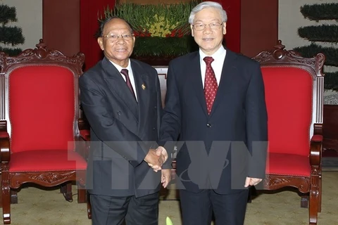 Líderes vietnamitas felicitan a Cambodia por Día Nacional