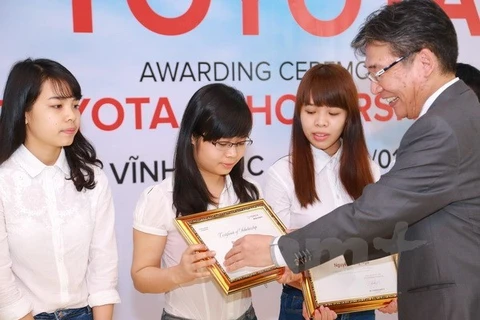 Asociaciones empresariales japonesas conceden becas a estudiantes vietnamitas