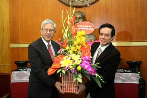 Recibe dirigente vietnamita a delegación de iglesia cristiana
