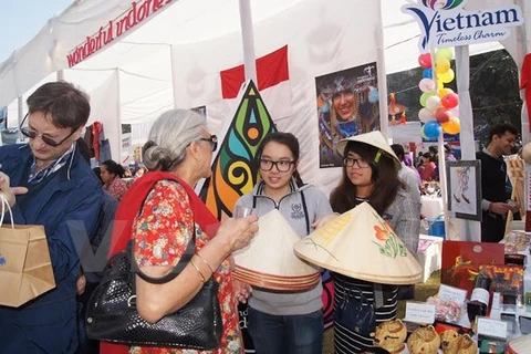 Vietnam participa en feria benéfica internacional en la India