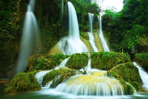 Belleza salvaje de cascada Dai Yem en Moc Chau