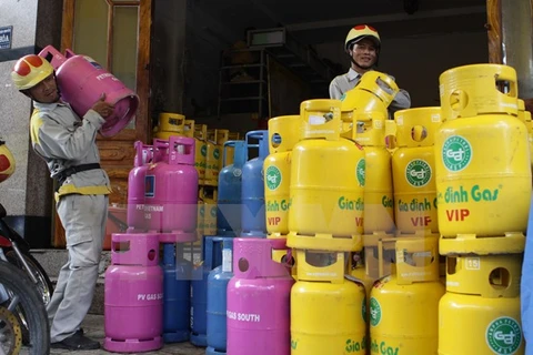 Continúa bajando el precio de gasolina en Vietnam