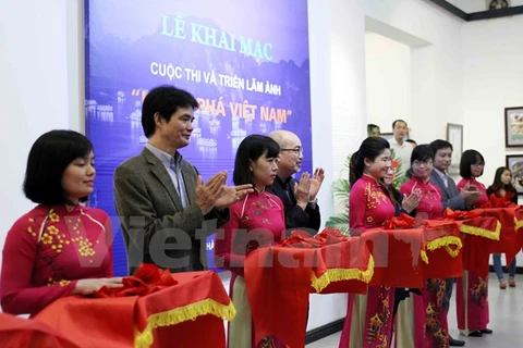 Inauguran exhibición fotográfica “Descubre Vietnam” en Hanoi