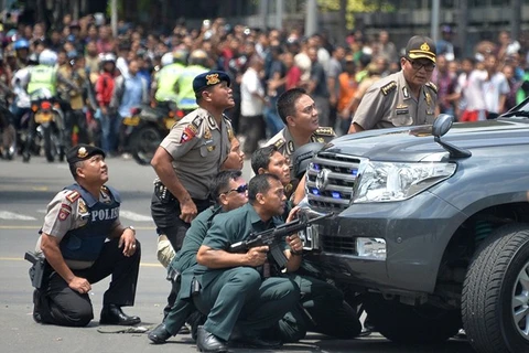 Cadenas de explosiones cobran vidas de siete personas en Yakarta