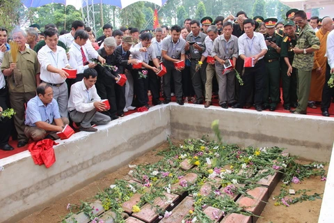Sepultan restos de mártires vietnamitas caídos en Cambodia