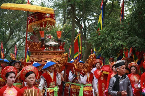 Gran número de visitantes rinden tributo a reyes Hung