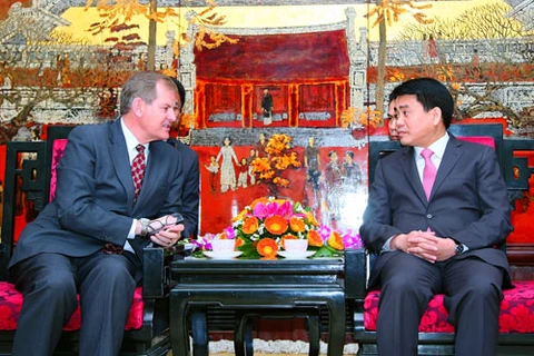 El presidente del Comité Popular de Hanoi, Nguyen Duc Chung en una conversación en Hanoi con el obispo presidente de esa Iglesia, Gary E. Stevenson