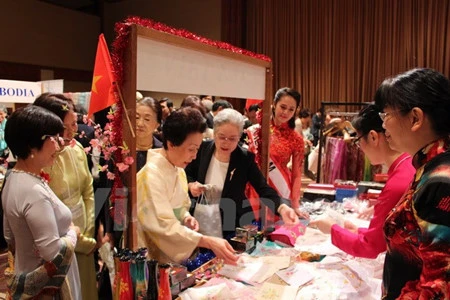 Vietnam participa en feria caritativa de la Asociación de Mujeres de Asia-Pacífico