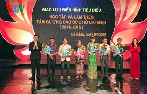 Honran a personas destacadas en campaña de seguir el Presidente Ho Chi Minh