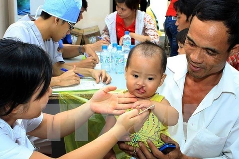 Médicos estadounidenses brindan esperanza a niños vietnamitas con defectos faciales