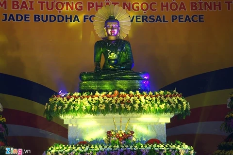 Vietnamitas oran por paz ante estatua budista más grande de mundo
