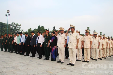 Líderes de Ciudad Ho Chi Minh rinden homenaje a soldados mártires