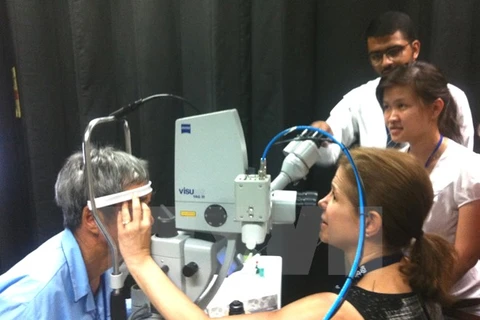 Orbis realiza operación oftalmológica gratuita en ciudad vietnamita