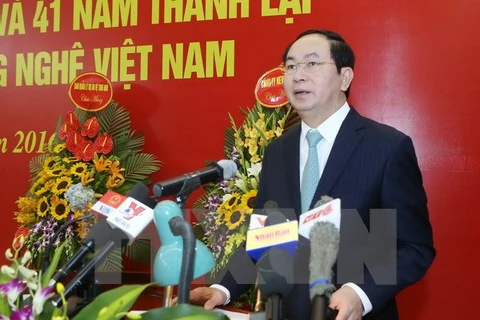 Presidente de Vietnam recibe a delegación empresarial internacional