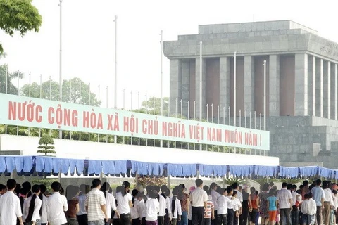 Miles de vietnamitas visitan Mausoleo de Ho Chi Minh en ocasión de su natalicio