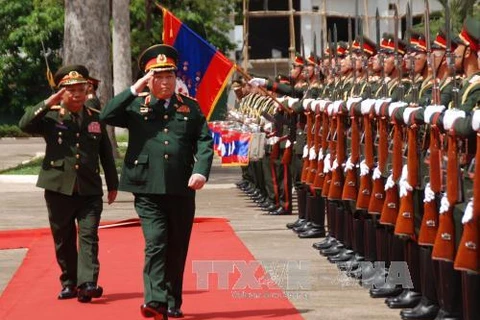 Vietnam y Laos acuerdan impulsar cooperación en defensa