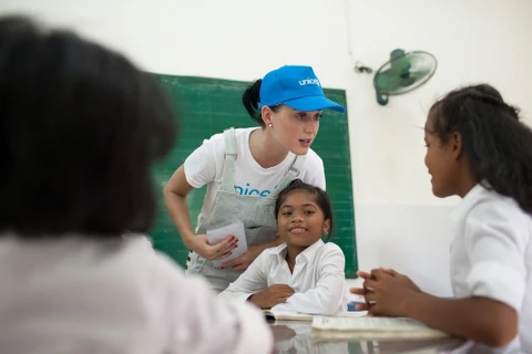 Katy Perry visita a niños con condiciones difíciles en Vietnam 