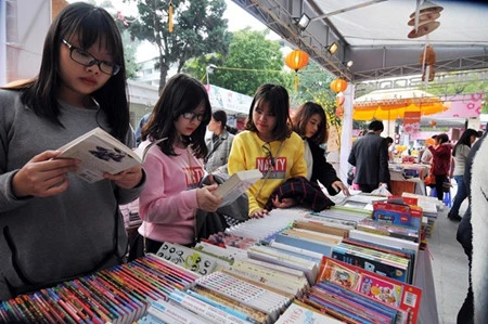 Animado mercado de libros para niños en Vietnam