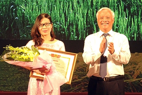 Premian en Vietnam a obras del concurso de escritura sobre agricultura