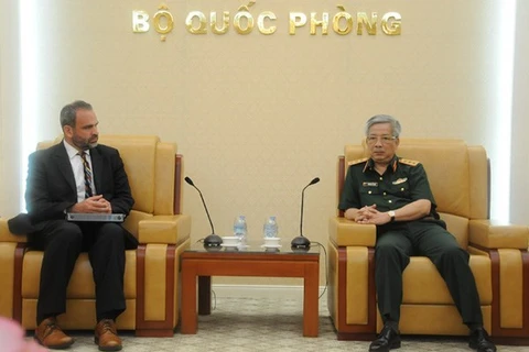 Viceministro de Defensa de Vietnam recibe a oficial militar de EE.UU.