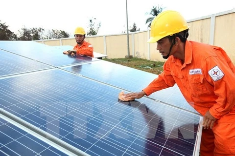 Compañía hongkonesa construirá fábrica de paneles solares en Vietnam