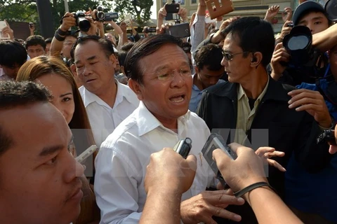 Camboya: Prohíben salida del país a líder opositor