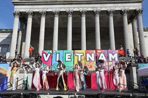 Jóvenes y estudiantes vietnamitas en EE.UU. hacia la Patria