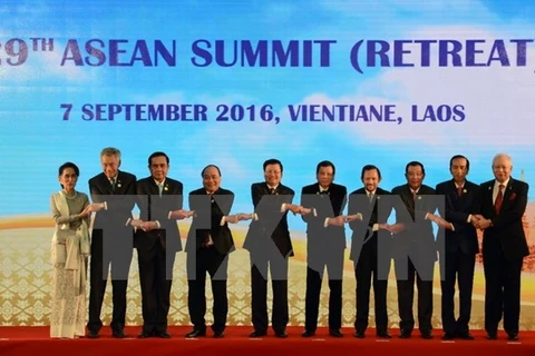 Vietnam contribuye activamente a éxito de cumbres de ASEAN