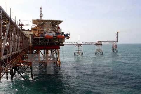 Vietsovpetro instala obra muerta de plataforma petrolífera en el mar