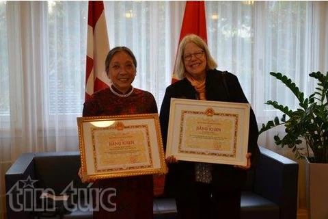  Honran a activistas con contribuciones al fomento de lazos Suiza – Vietnam 