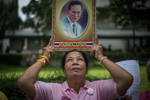 Los tailandeses rezan por su rey