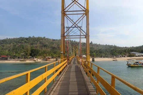 Derrumbe de puente en Indonesia deja nueve muertos y 34 heridos