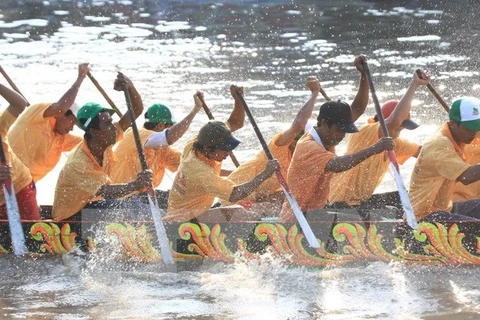 Celebran regata de barcos en festival Ok Om Bok en Vietnam