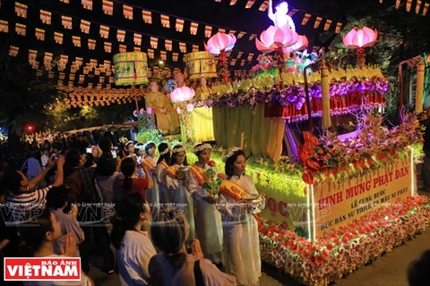 [Fotos] La procesión de Śarīra en el Día de Vesak