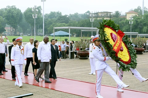 [Fotos] Delegación parlamentaria cubana rindió tributo póstumo al Presidente Ho Chi Minh