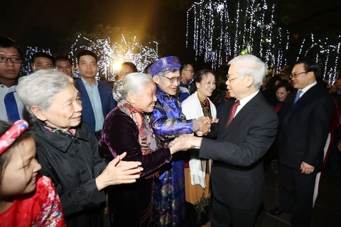 Secretario general del PCV da bienvenida al Tet con residentes de Hanoi