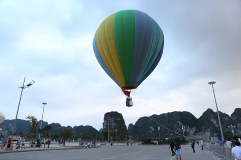 Desde las alturas es posible tener una vista diferente de la famosa Bahía vietnamita de Ha Long, con un paseo en globo aerostático (Fuente: VNA) 