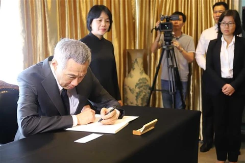 [Fotos] Embajada de Vietnam en Singapur abre libro de condolencias por deceso del presidente Tran Dai Quang