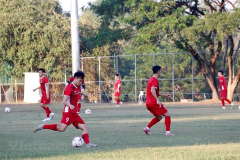 [Foto] Equipo nacional de fútbol de Vietnam prepara para primer partido con Laos en AFF Suzuki Cup