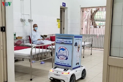 (Televisión) Vietnam promueve uso de robots en el tratamiento de COVID-19