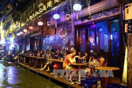 Restaurantes y bares en Hanoi reabren a público tras cierre temporal por COVID-19