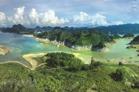 Majestuosa y poética belleza del lago Hoa Binh en Vietnam