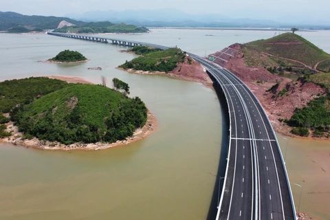 Inauguran oficialmente la autopista Van Don - Mong Cai