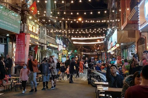 Atractivas actividades en calle peatonal de comida nocturna Dao Ngoc - Ngu Xa en Hanoi