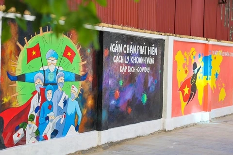 Mural de propaganda sobre lucha contra el COVID-19 en Hanoi